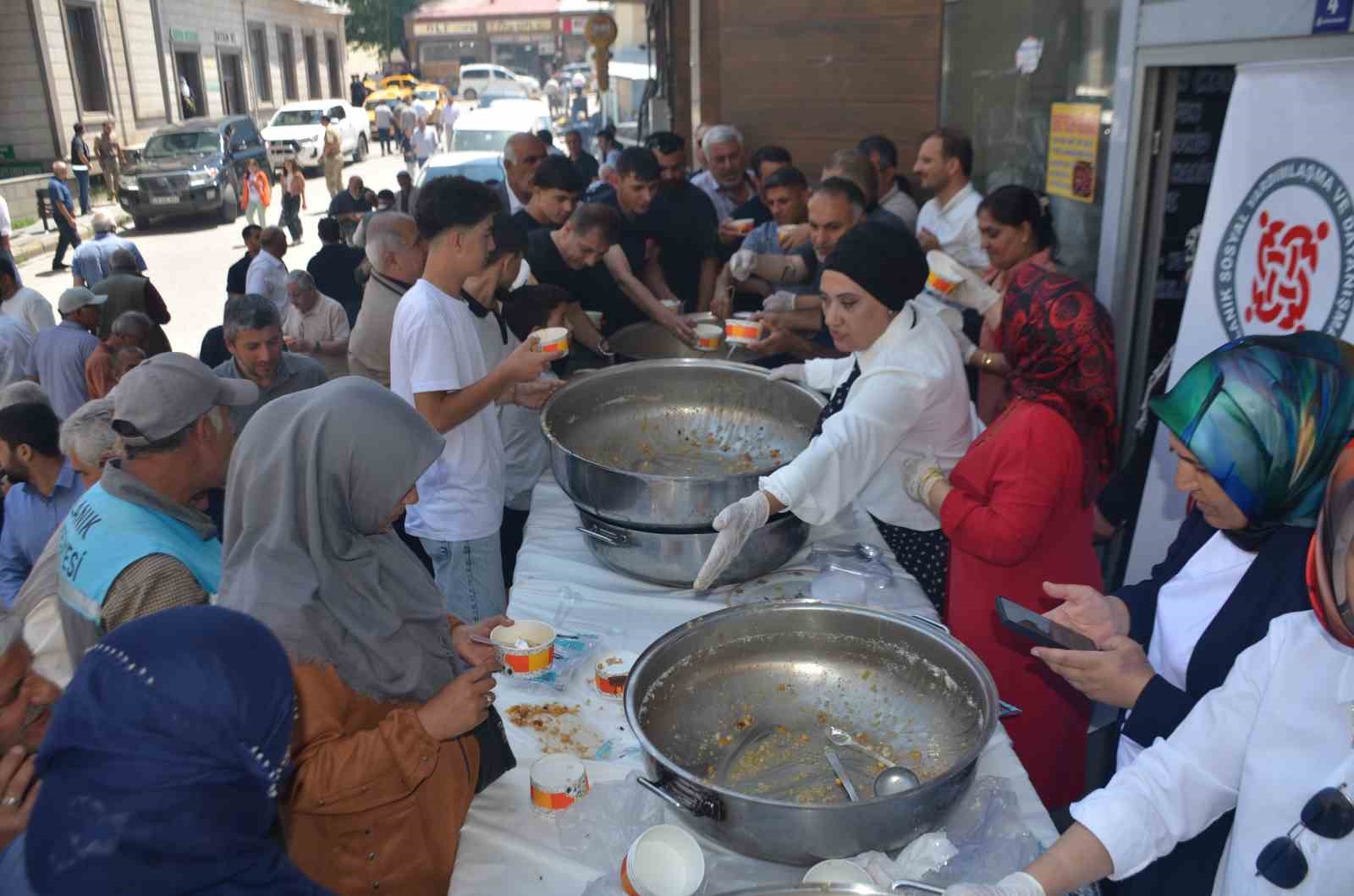 Bulanık’ta 5 bin kişiye aşure ikram edildi