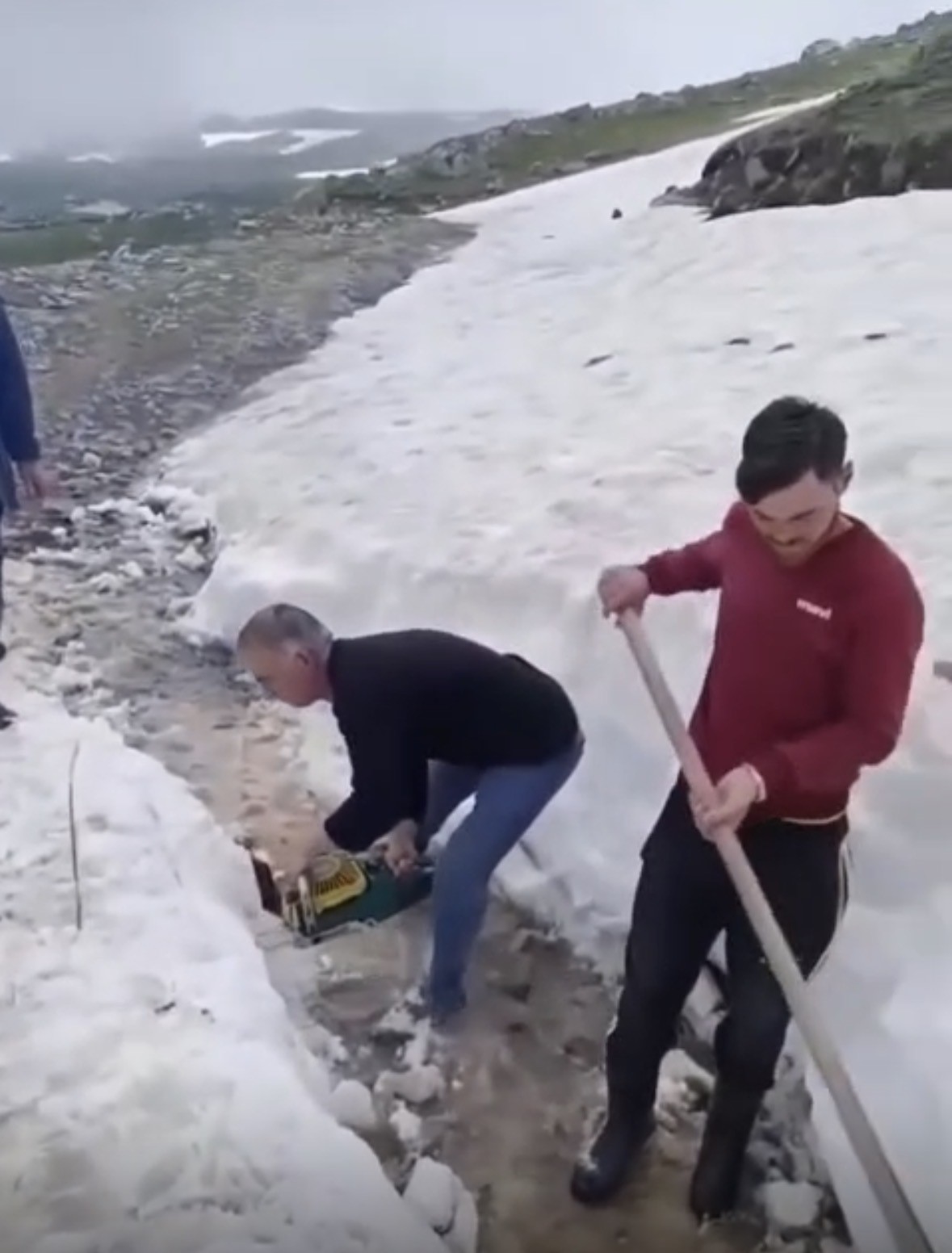 Avrupa sıcaktan kavruluyor, Giresun’da ağaç motoru ile kar kütleleri parçalanıp yayla yolları açılıyor