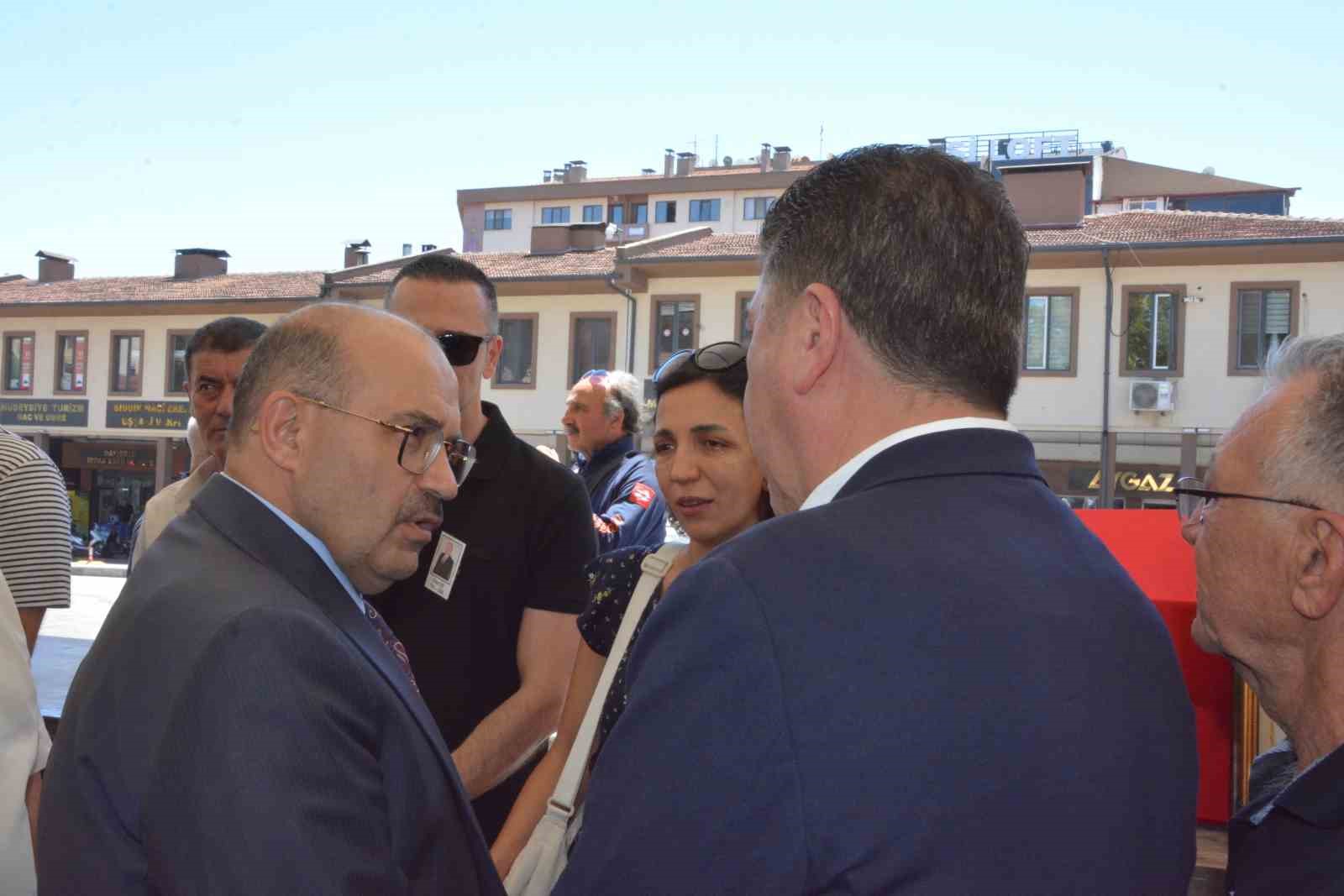 Bir cenaze, tek parti, 2 genel başkan