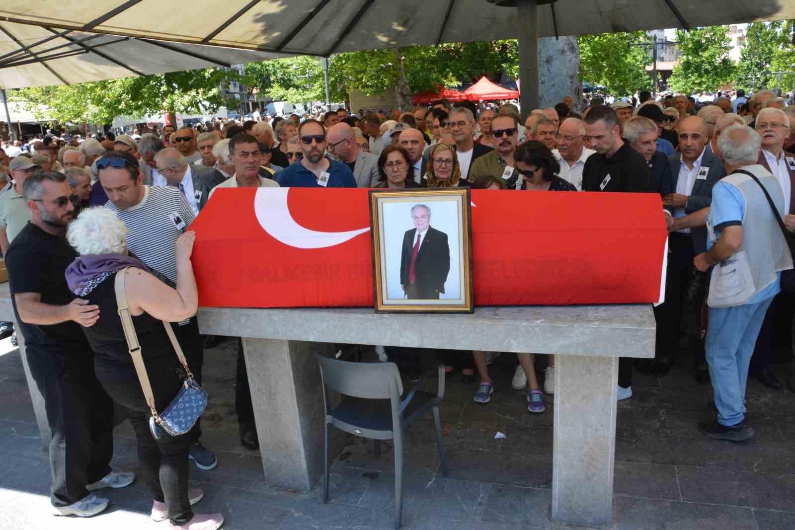 Bir cenaze, tek parti, 2 genel başkan