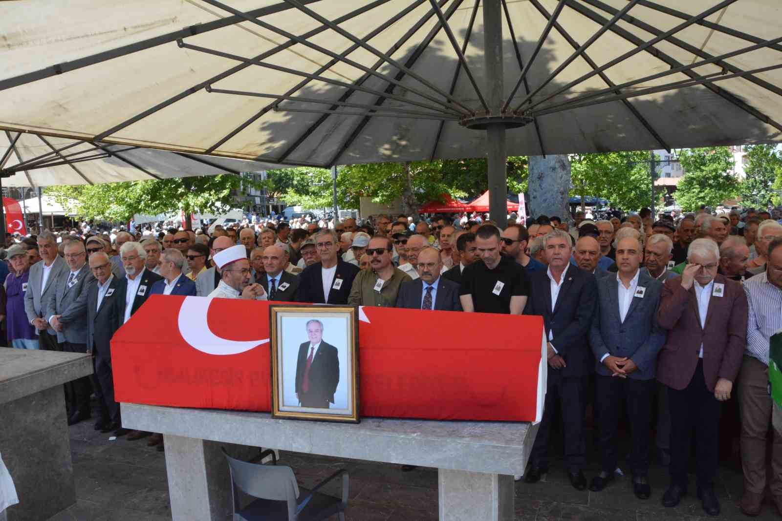 Bir cenaze, tek parti, 2 genel başkan