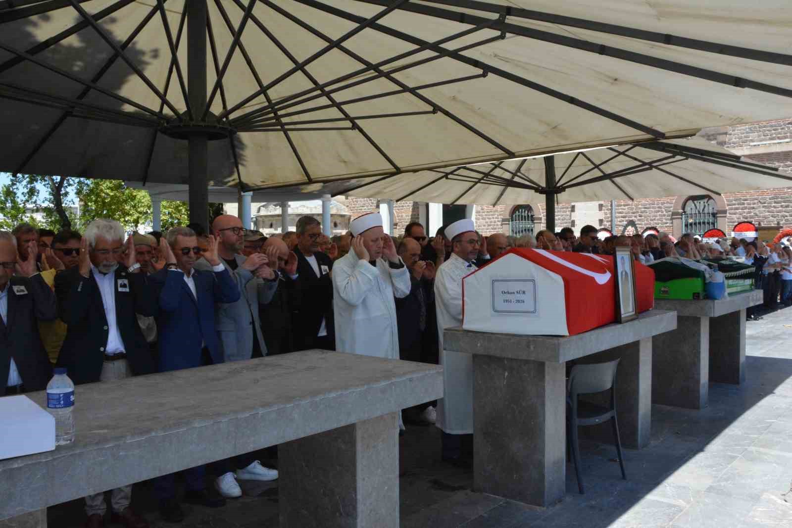 Bir cenaze, tek parti, 2 genel başkan