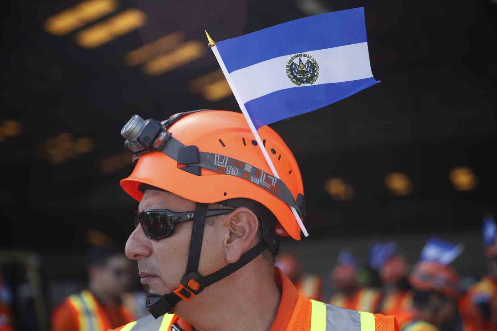 Venezuela’ya yardım yağıyor