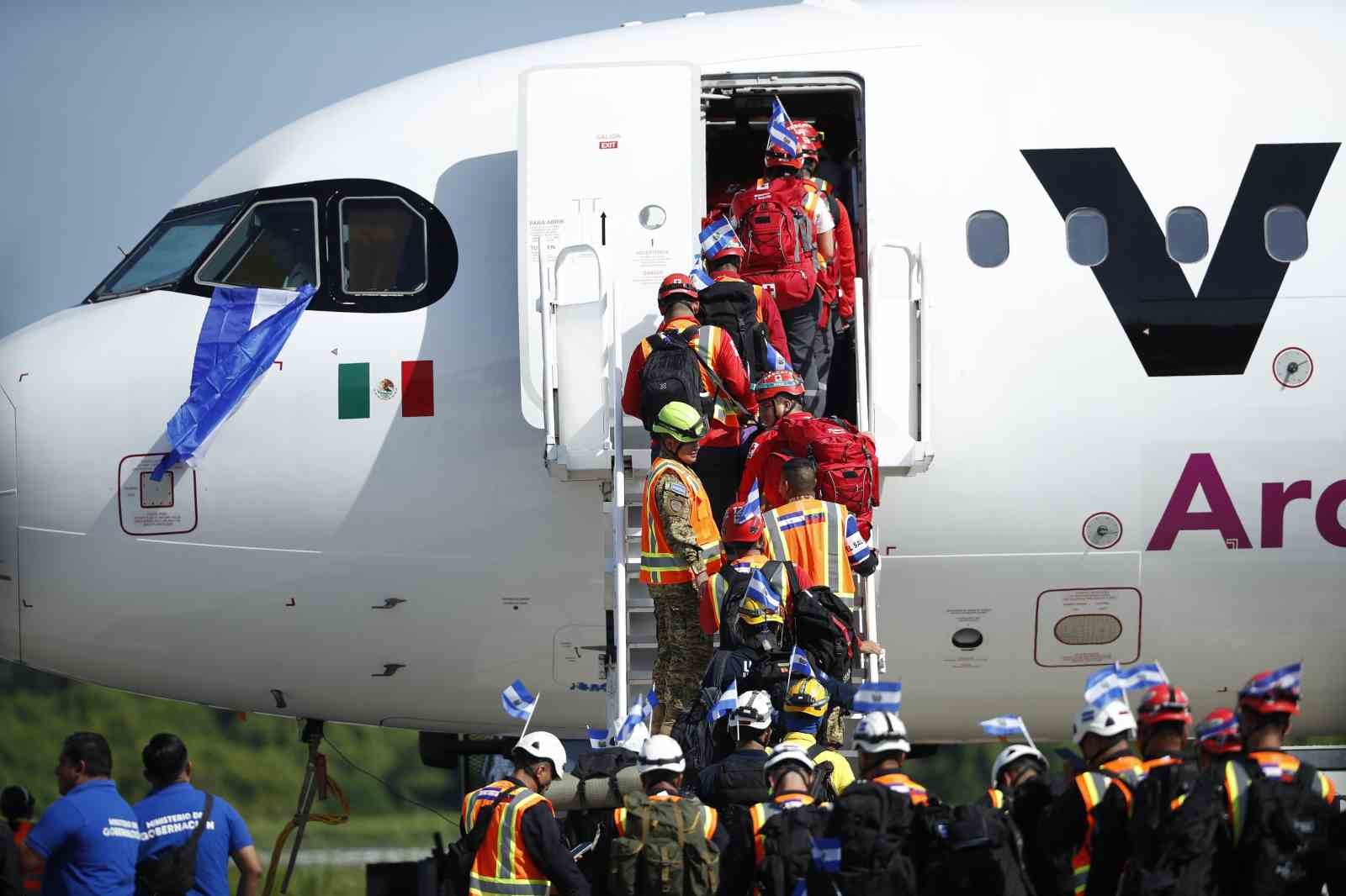 Venezuela’ya yardım yağıyor