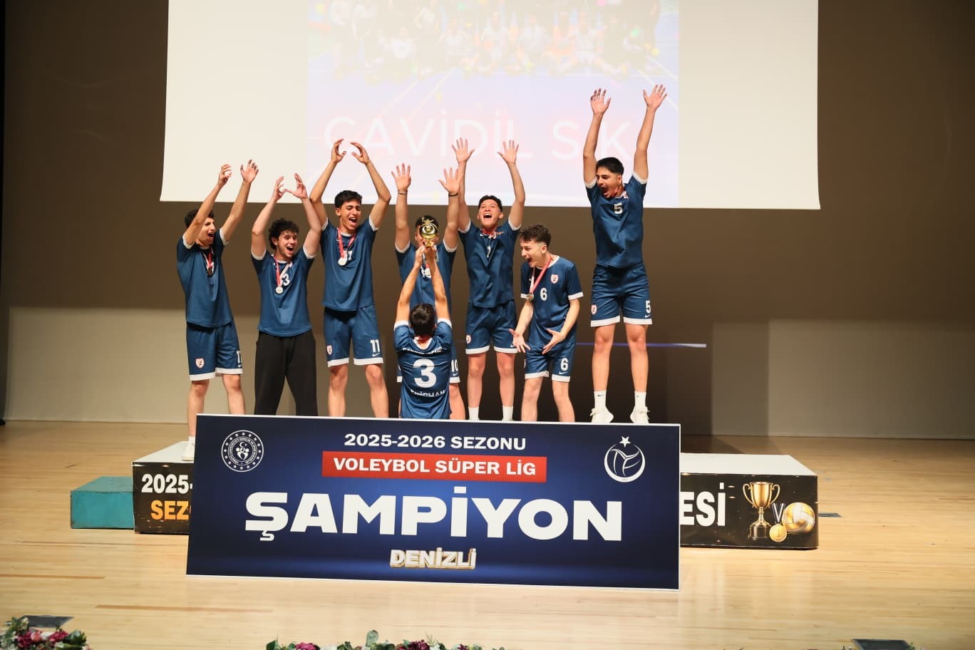 Filenin şampiyonları kupalarına kavuştu