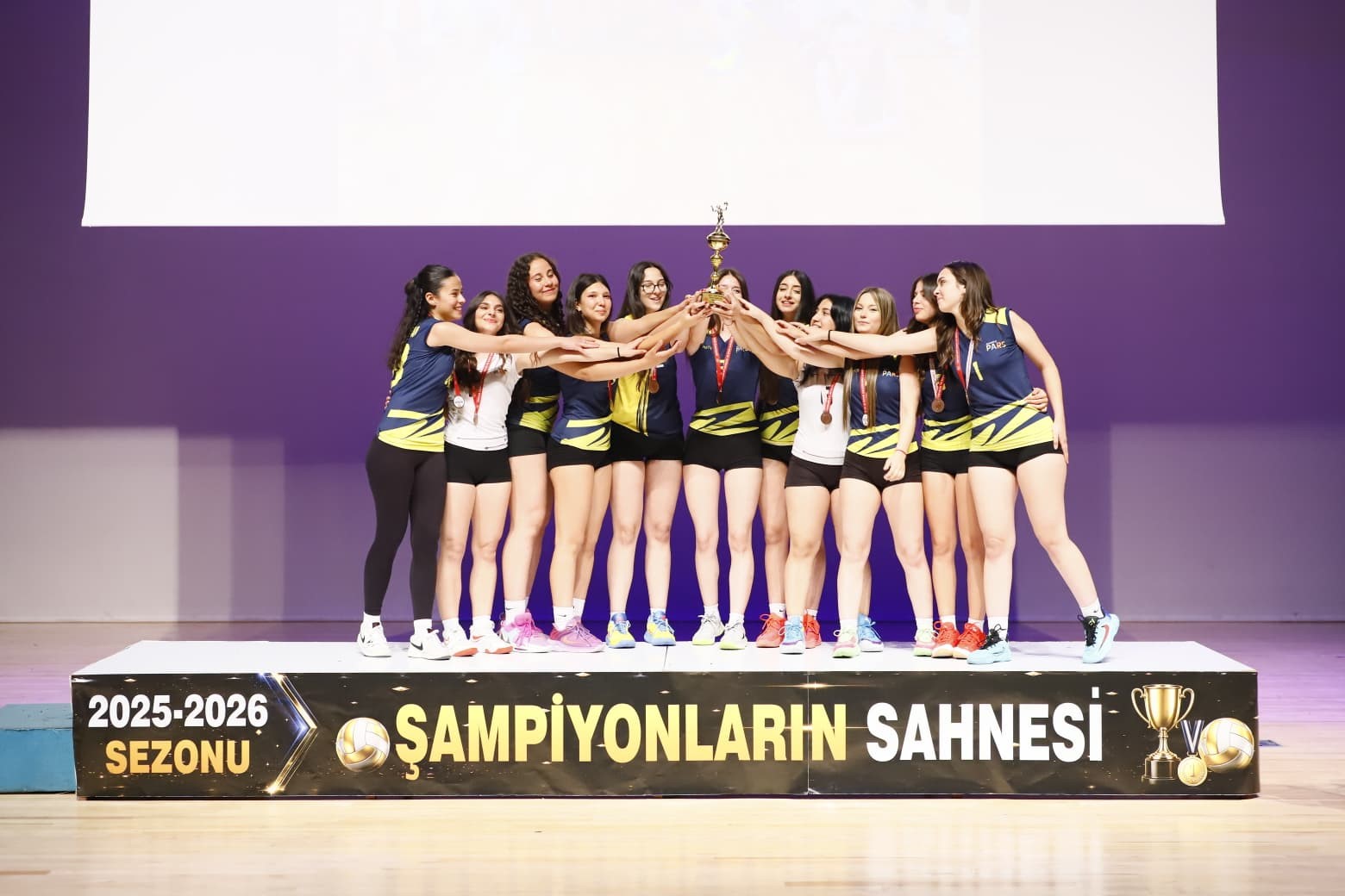 Filenin şampiyonları kupalarına kavuştu