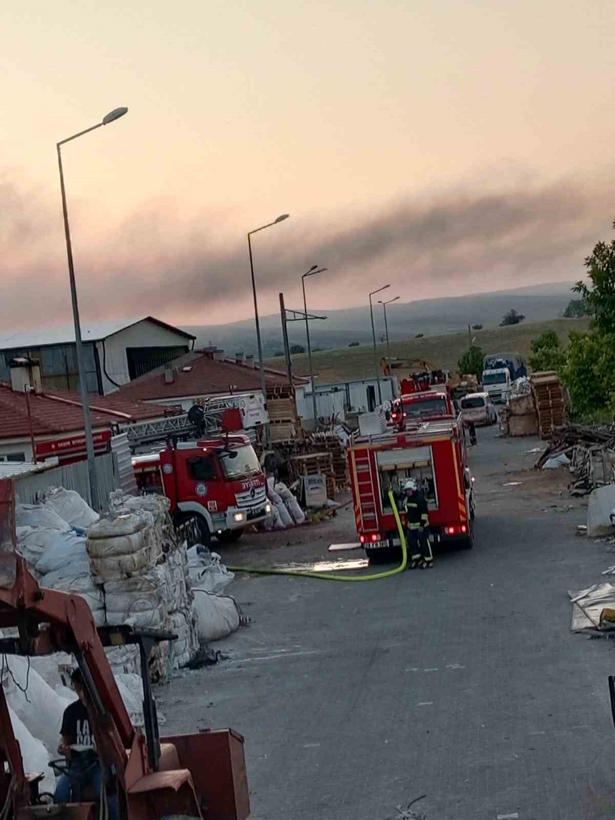 Geri dönüşüm tesisinde çıkan yangın 7 saatlik çalışma ile söndürüldü