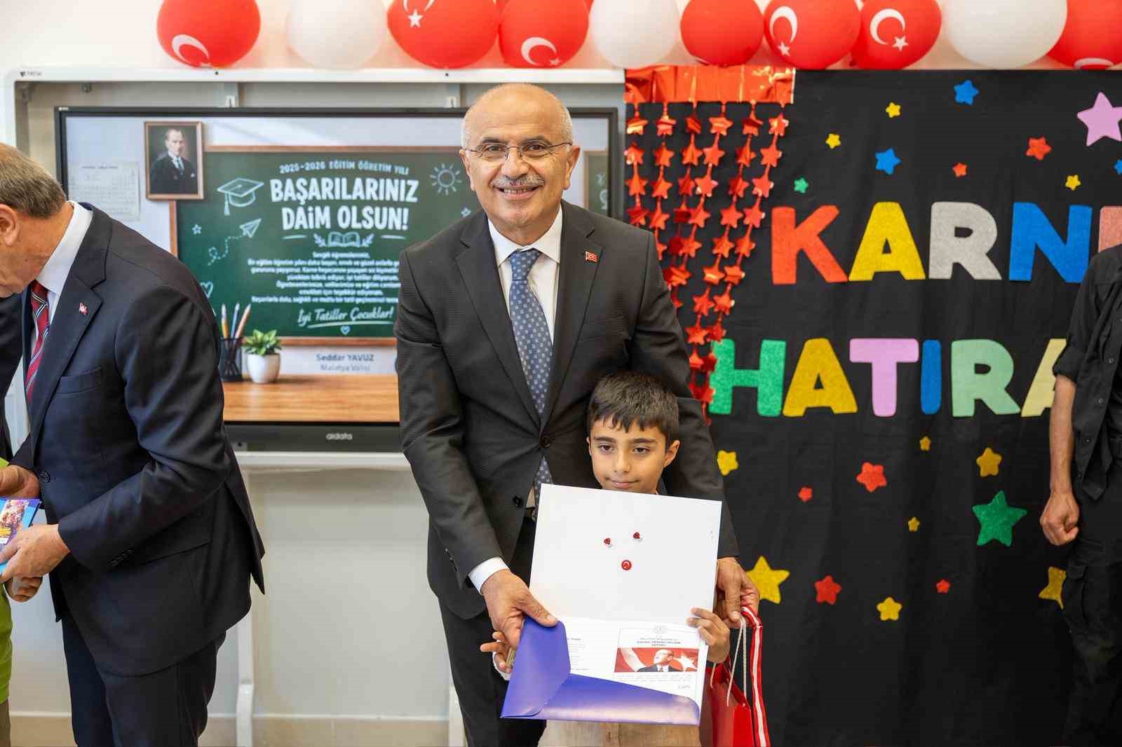 Başkan Er öğrencilerin karne heyecanına ortak oldu