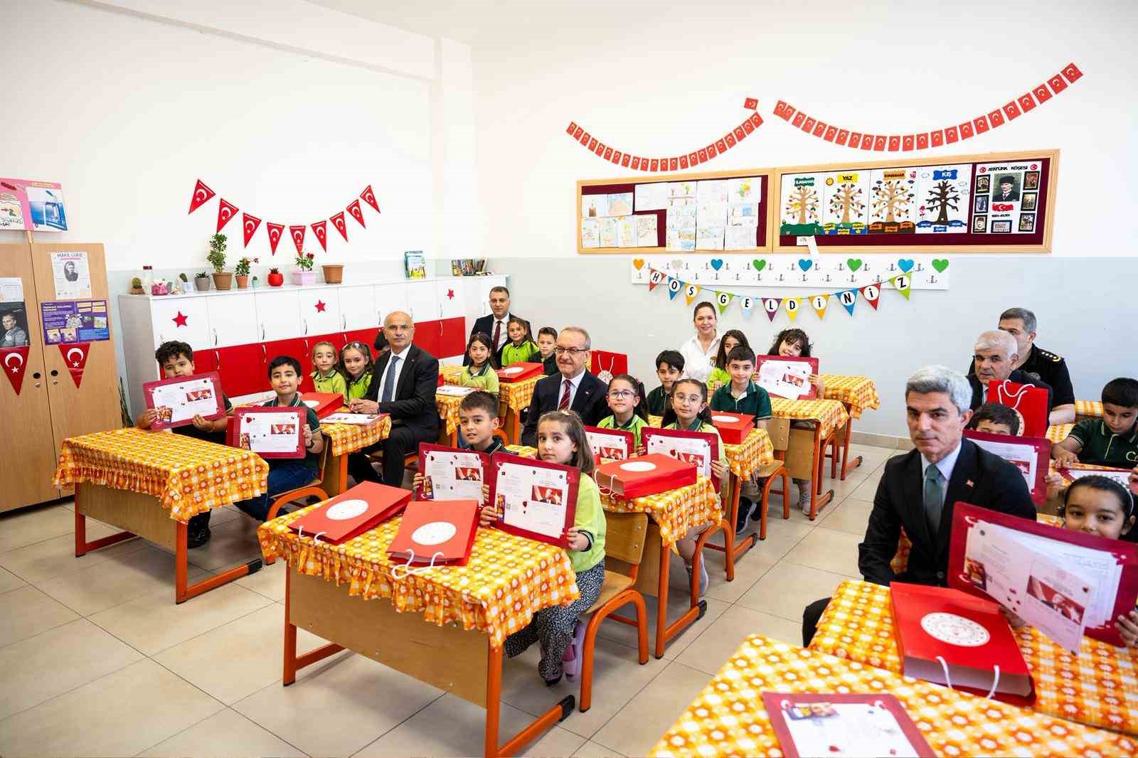 Başkan Er öğrencilerin karne heyecanına ortak oldu
