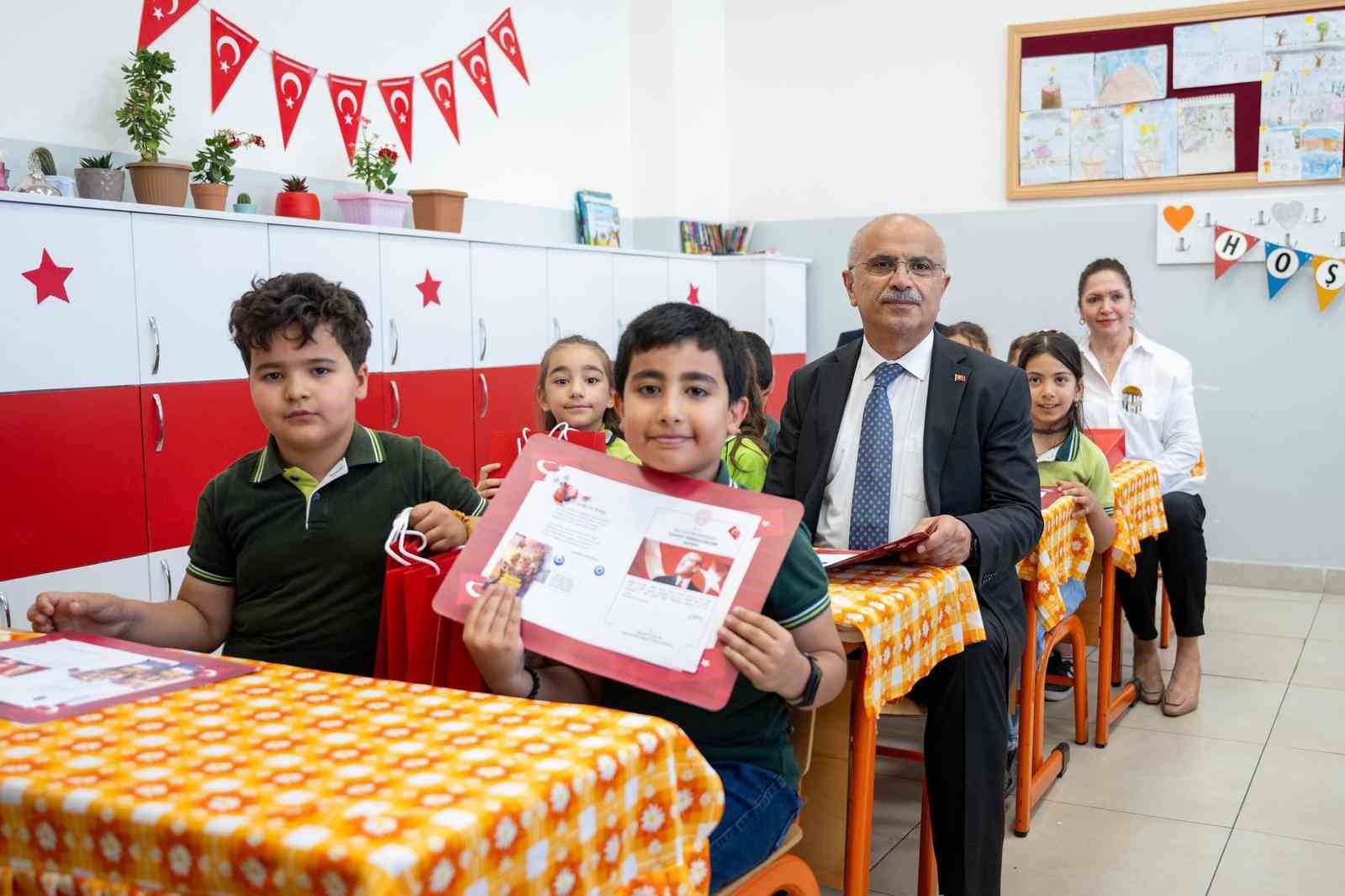Başkan Er öğrencilerin karne heyecanına ortak oldu