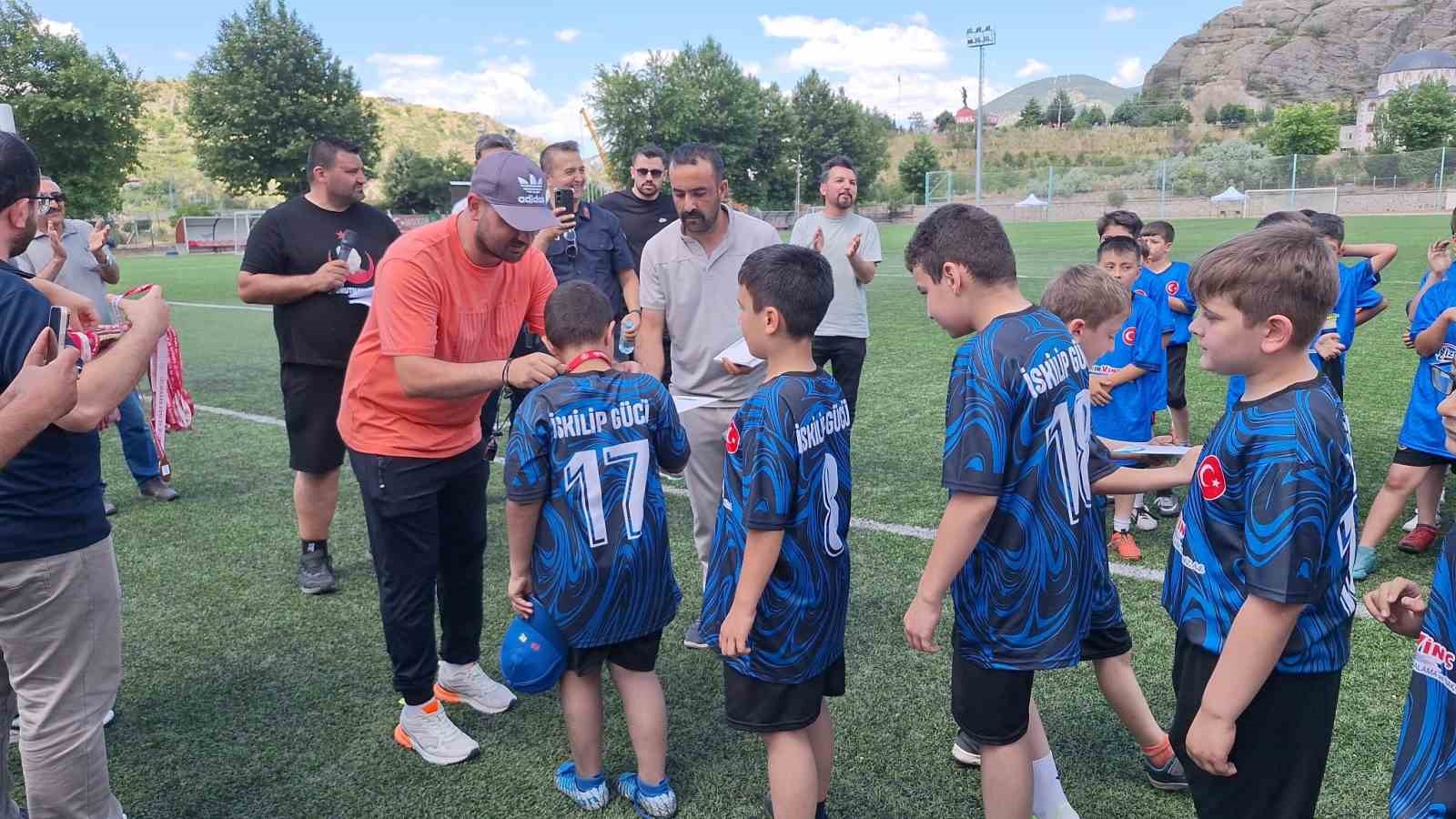 Çocuklar sahada centilmenlikleriyle mücadele etti, karşılığında ’mavi kart’ gördü