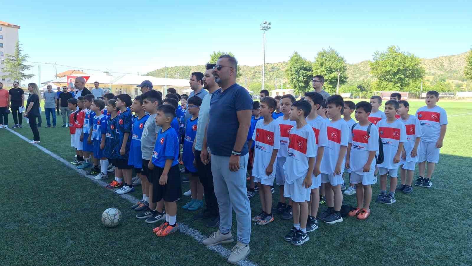 Çocuklar sahada centilmenlikleriyle mücadele etti, karşılığında ’mavi kart’ gördü