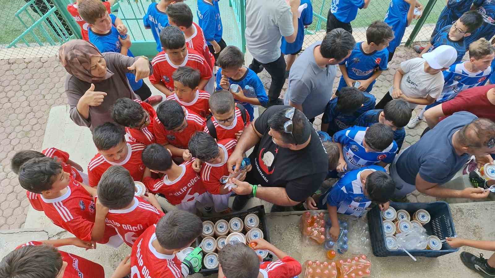 Çocuklar sahada centilmenlikleriyle mücadele etti, karşılığında ’mavi kart’ gördü