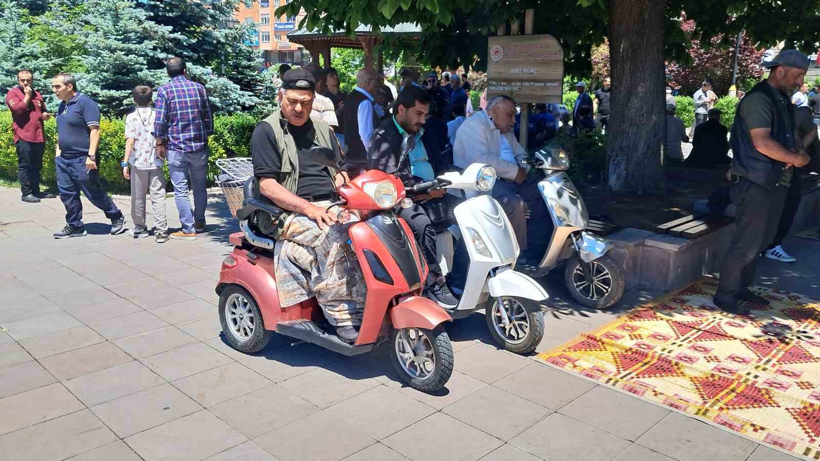 Cami bahçesinde akülü bisikletle saf tuttular