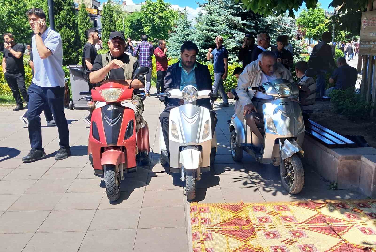 Cami bahçesinde akülü bisikletle saf tuttular