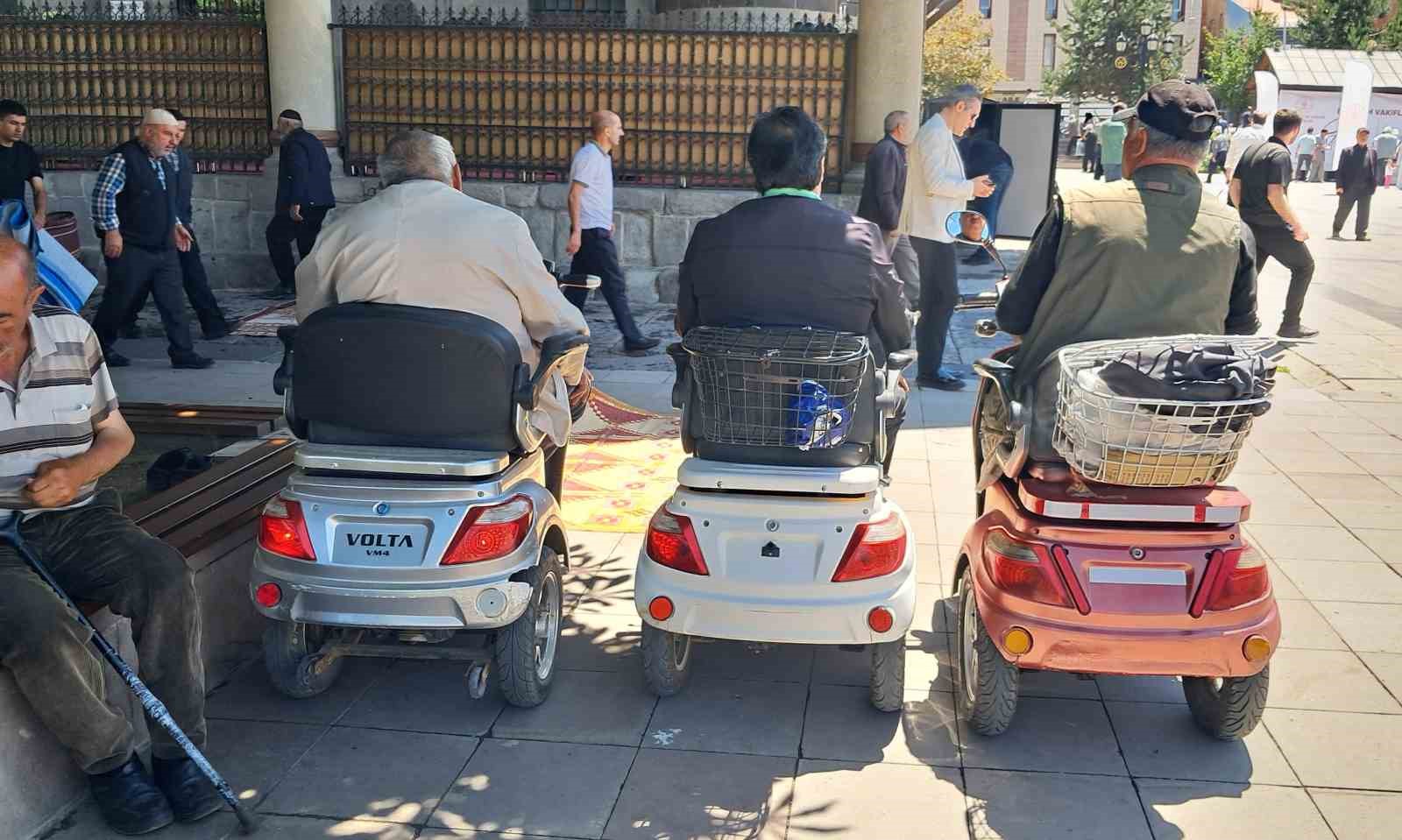 Cami bahçesinde akülü bisikletle saf tuttular