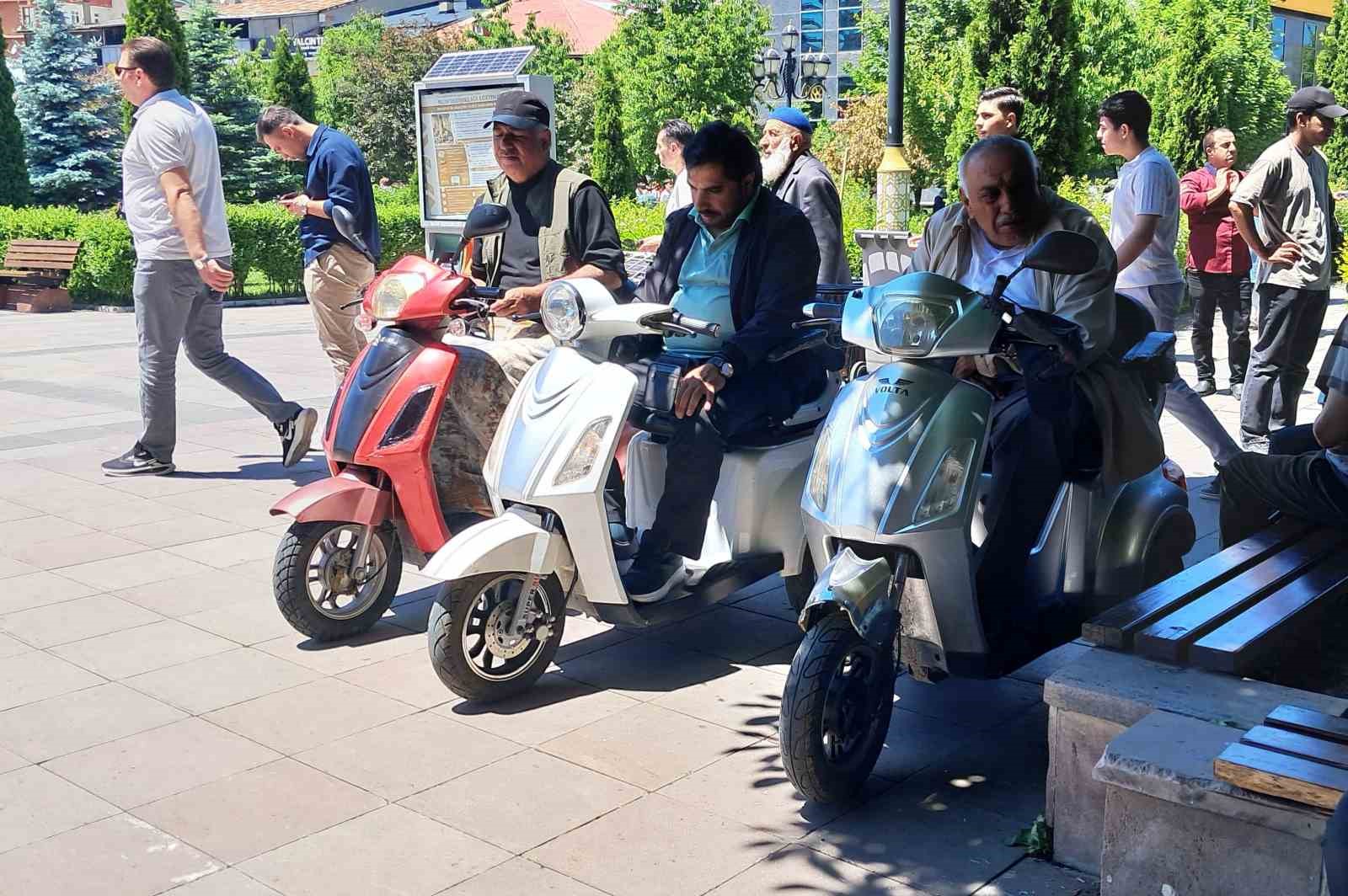 Cami bahçesinde akülü bisikletle saf tuttular
