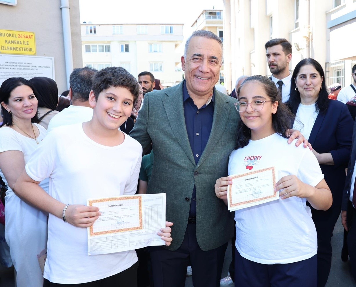 Sultangazi’de Başkan Dursun, öğrencilerin karne heyecanına ortak oldu