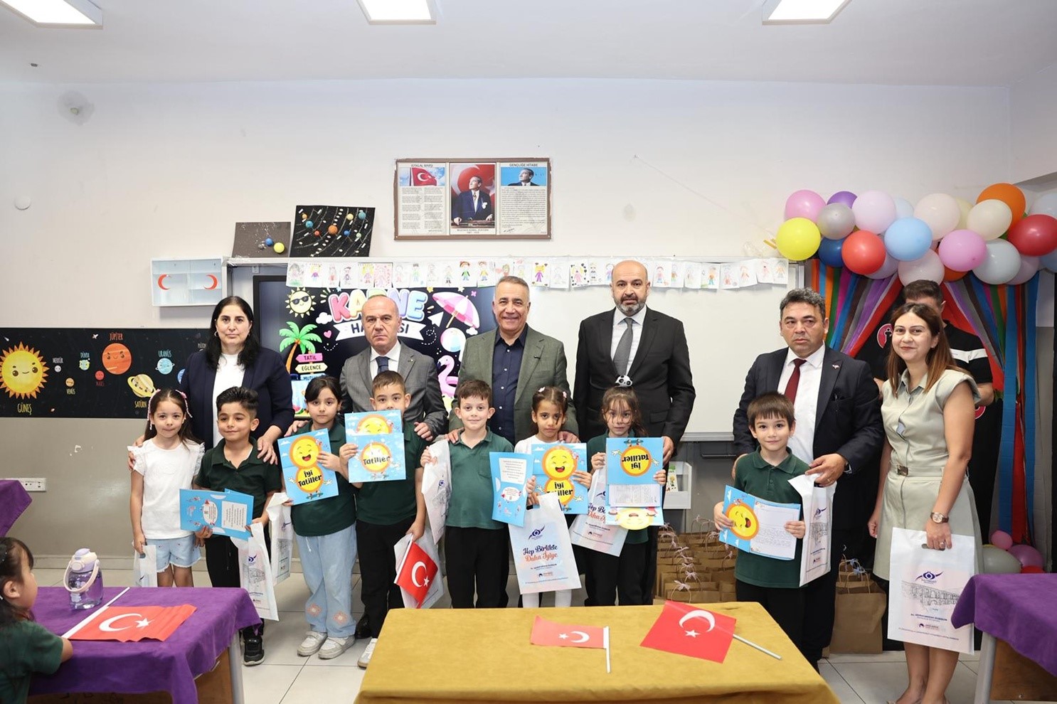 Sultangazi’de Başkan Dursun, öğrencilerin karne heyecanına ortak oldu