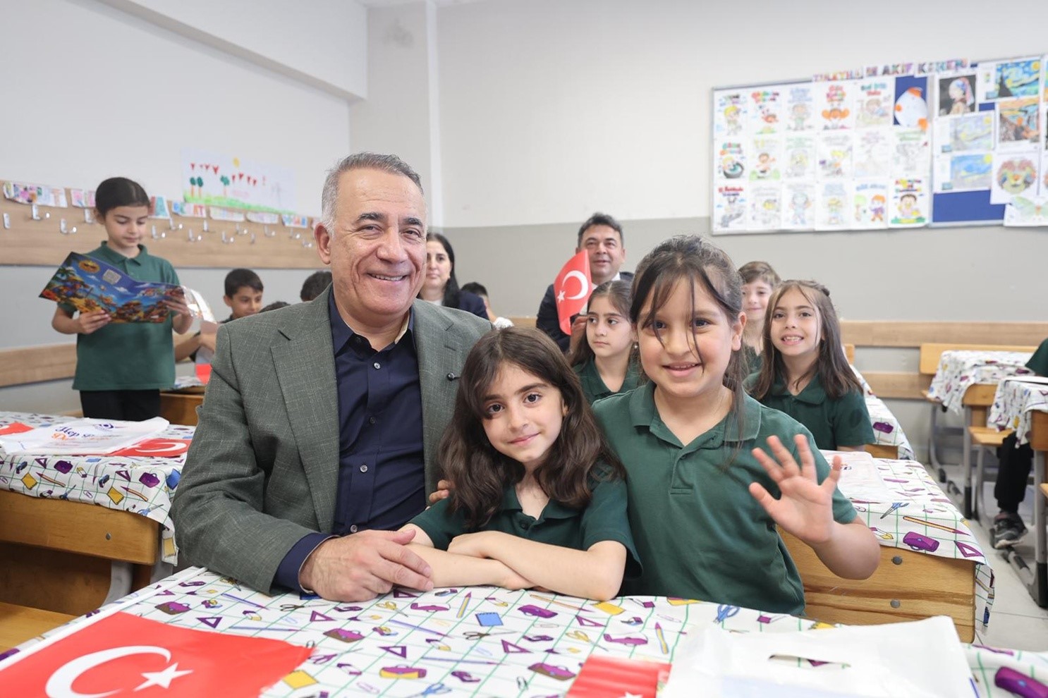 Sultangazi’de Başkan Dursun, öğrencilerin karne heyecanına ortak oldu