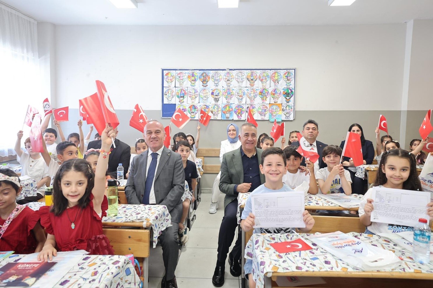 Sultangazi’de Başkan Dursun, öğrencilerin karne heyecanına ortak oldu