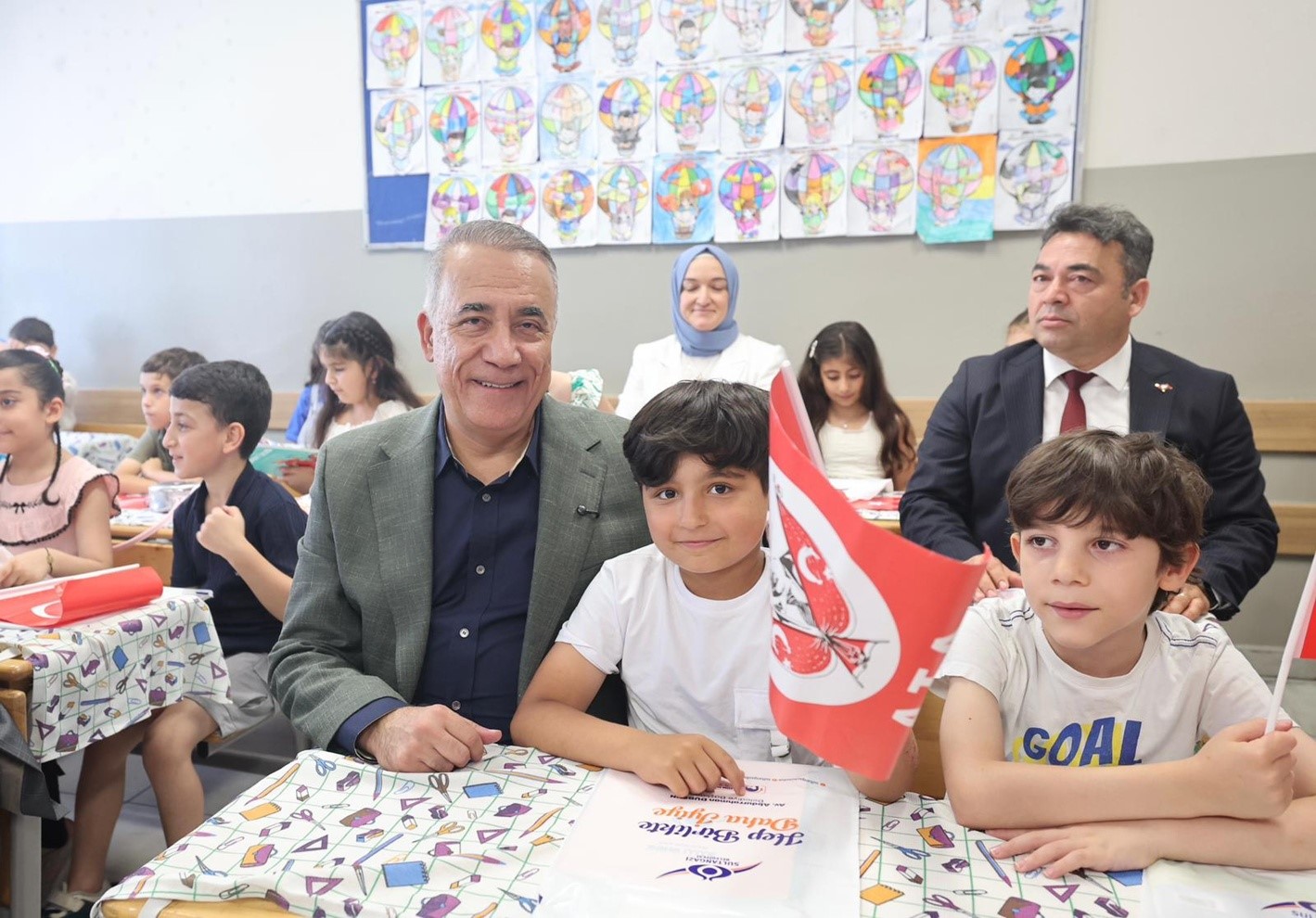 Sultangazi’de Başkan Dursun, öğrencilerin karne heyecanına ortak oldu
