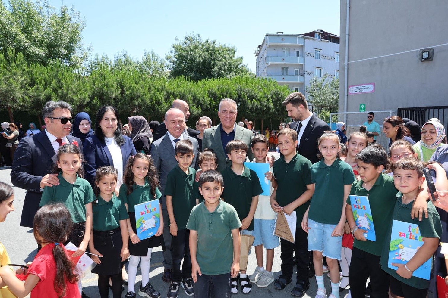 Sultangazi’de Başkan Dursun, öğrencilerin karne heyecanına ortak oldu