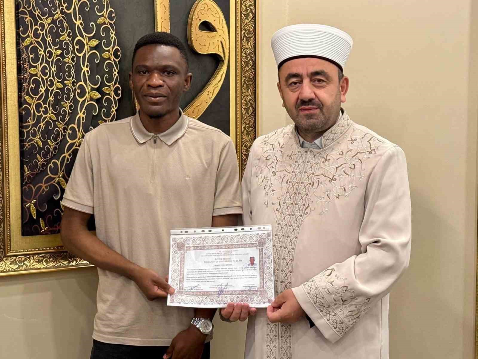 Müslüman olan Zambiyalı Singoma Musa ismini aldı