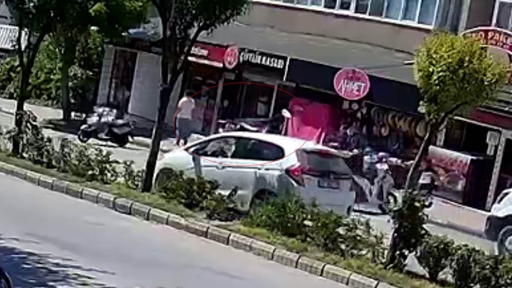 Aldığı takdir belgesinin sevinciyle koşarken otomobil çarptı