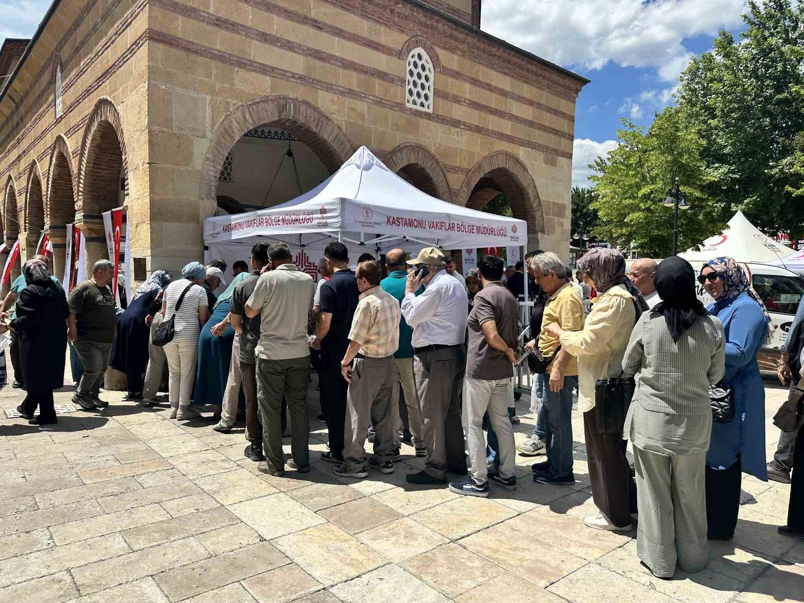 Kastamonu’da binlerce vatandaşa aşure ikramı