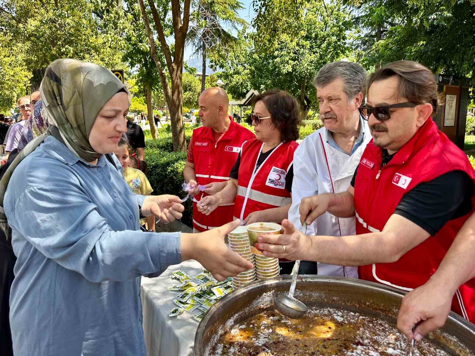 Kızılay’dan bin kişilik aşure ikramı