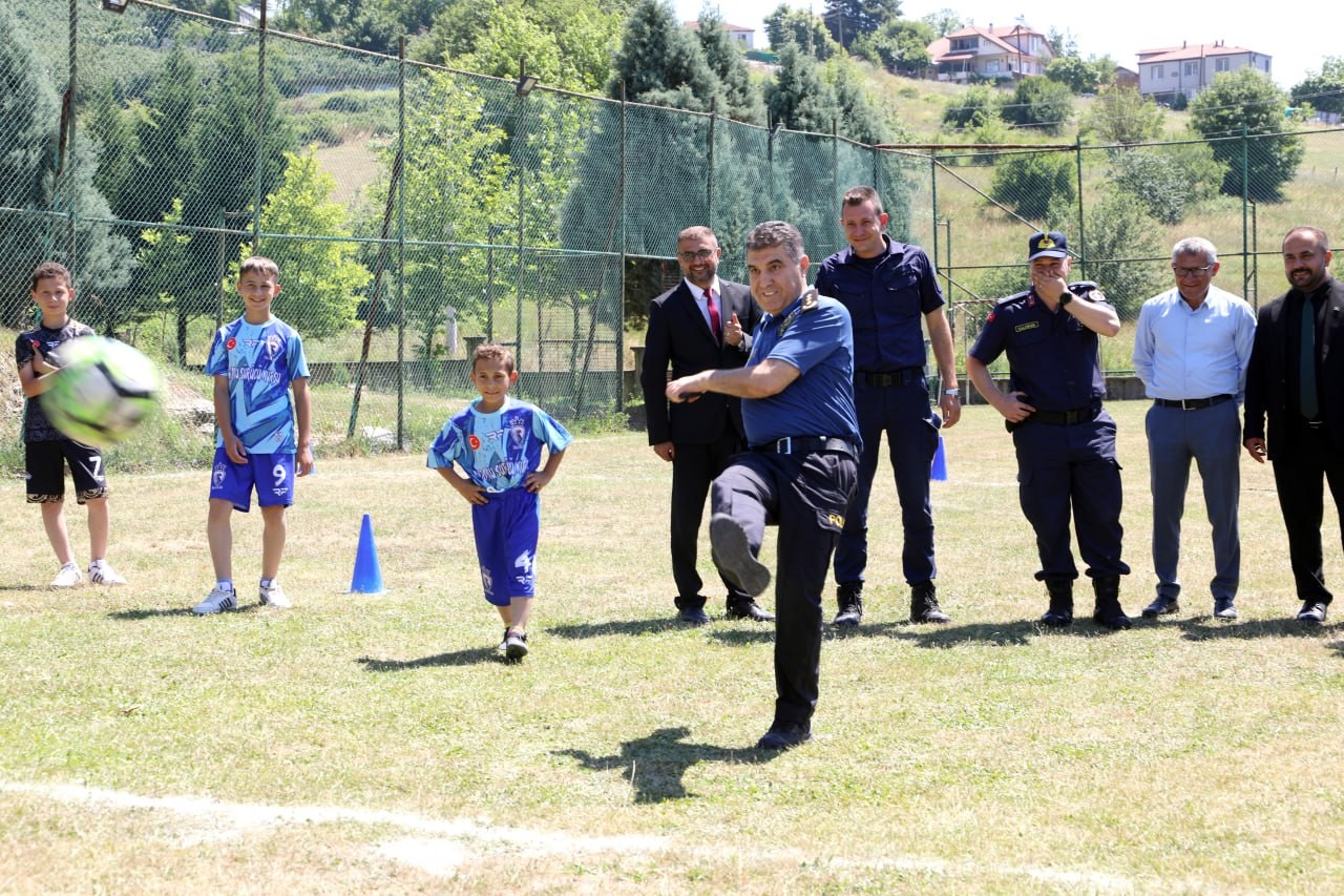 Okullarda son zil çaldı, öğrencilerin ilk karne hediyesi protokolden geldi