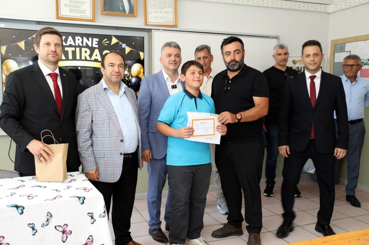 Okullarda son zil çaldı, öğrencilerin ilk karne hediyesi protokolden geldi