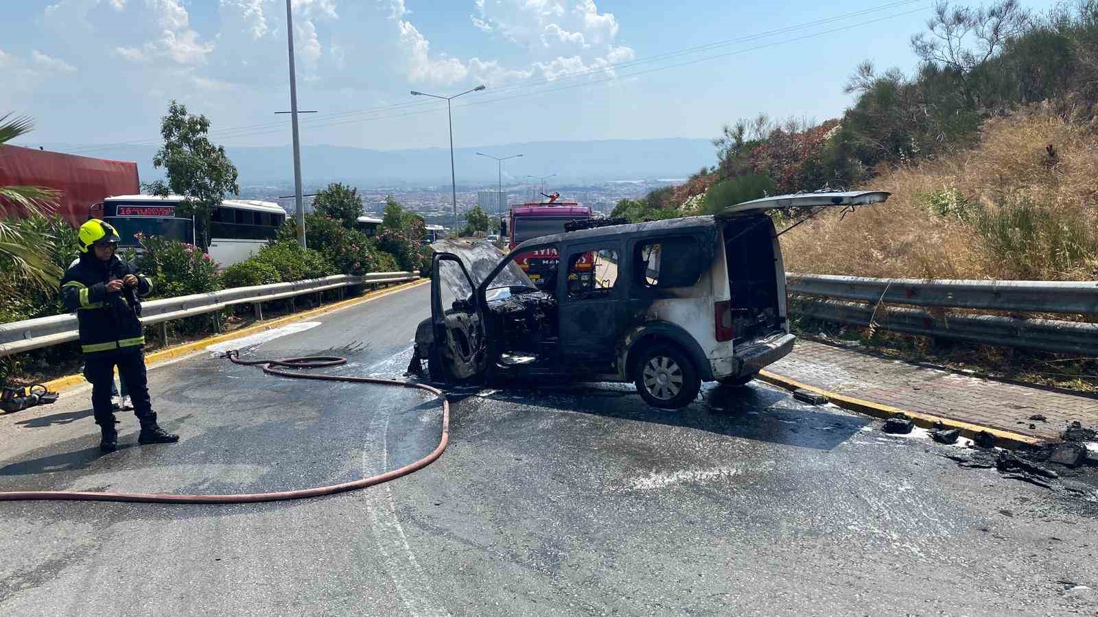 Polis aracı alevlere teslim oldu