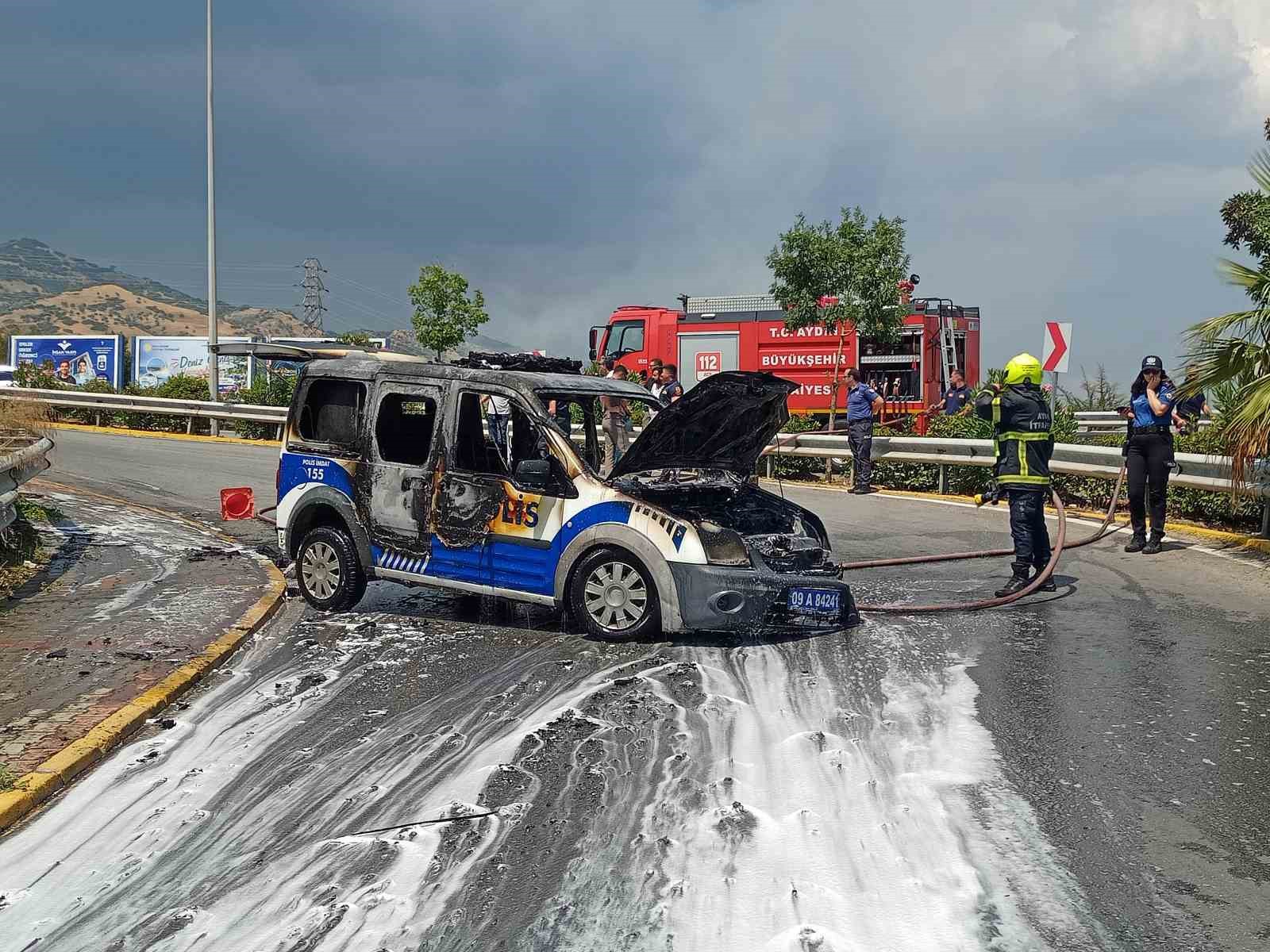 Polis aracı alevlere teslim oldu