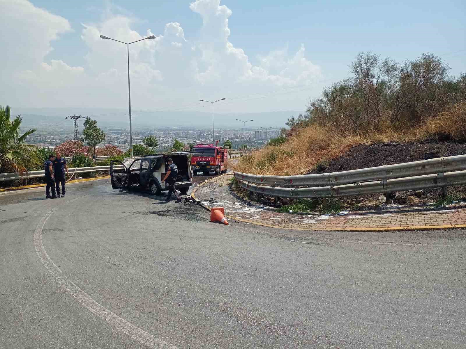 Polis aracı alevlere teslim oldu
