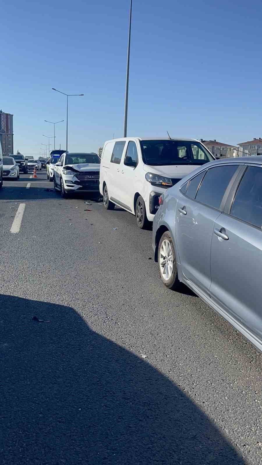 İki ayrı yerde 8 araçlı zincirleme kaza: 3 yaralı