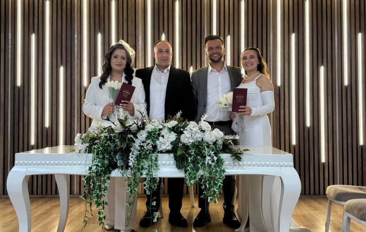 Çocukluk arkadaşları aynı gün evlenip, birbirlerinin nikah şahidi oldu