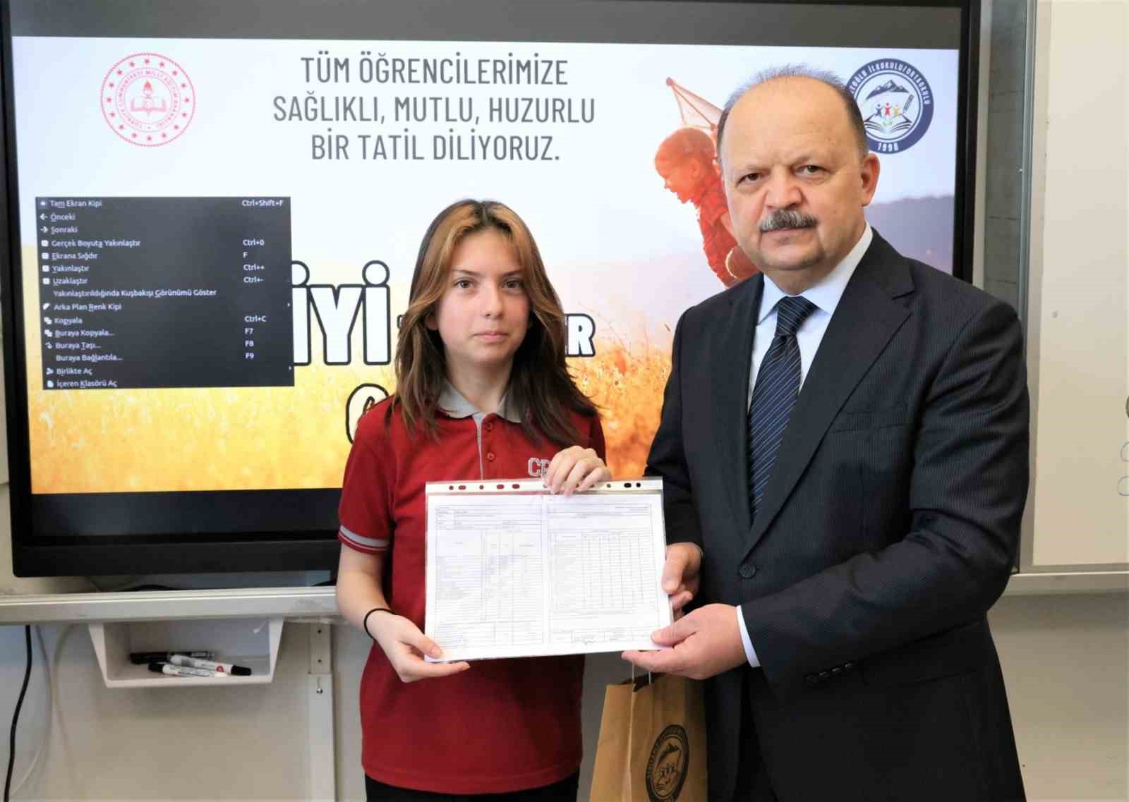 Kastamonu’da 52 binden fazla öğrenci karne heyecanı yaşadı