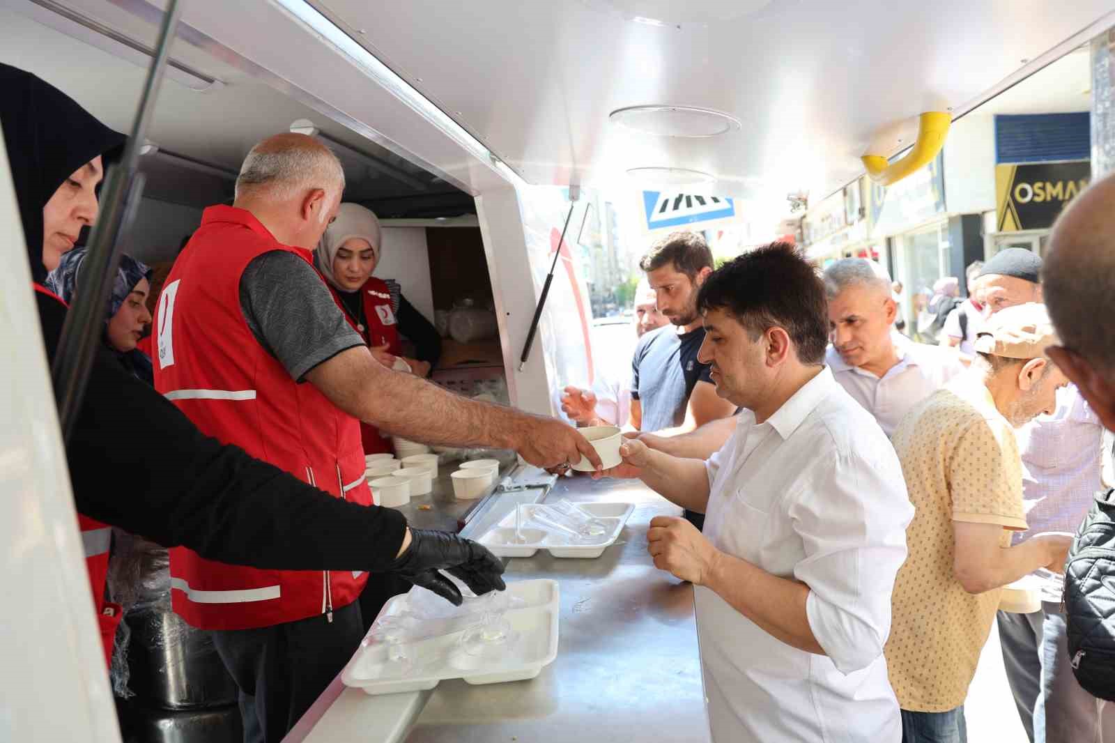 Elazığ’da vatandaşlara aşure ikramı