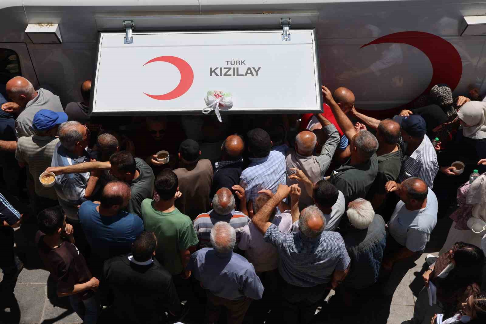 Elazığ’da vatandaşlara aşure ikramı