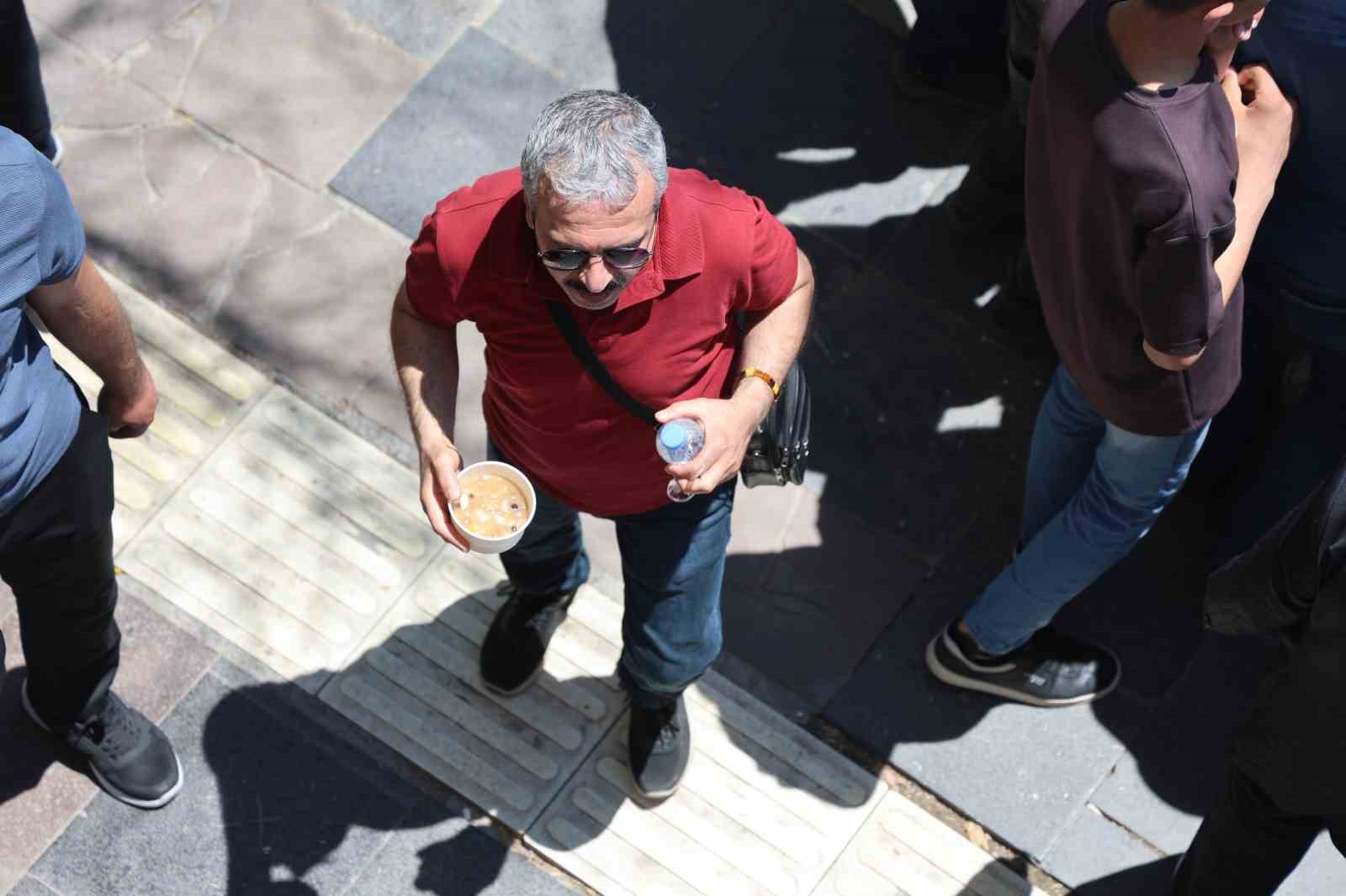 Elazığ’da vatandaşlara aşure ikramı