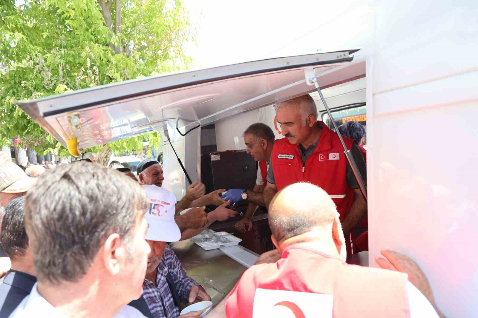 Elazığ’da vatandaşlara aşure ikramı