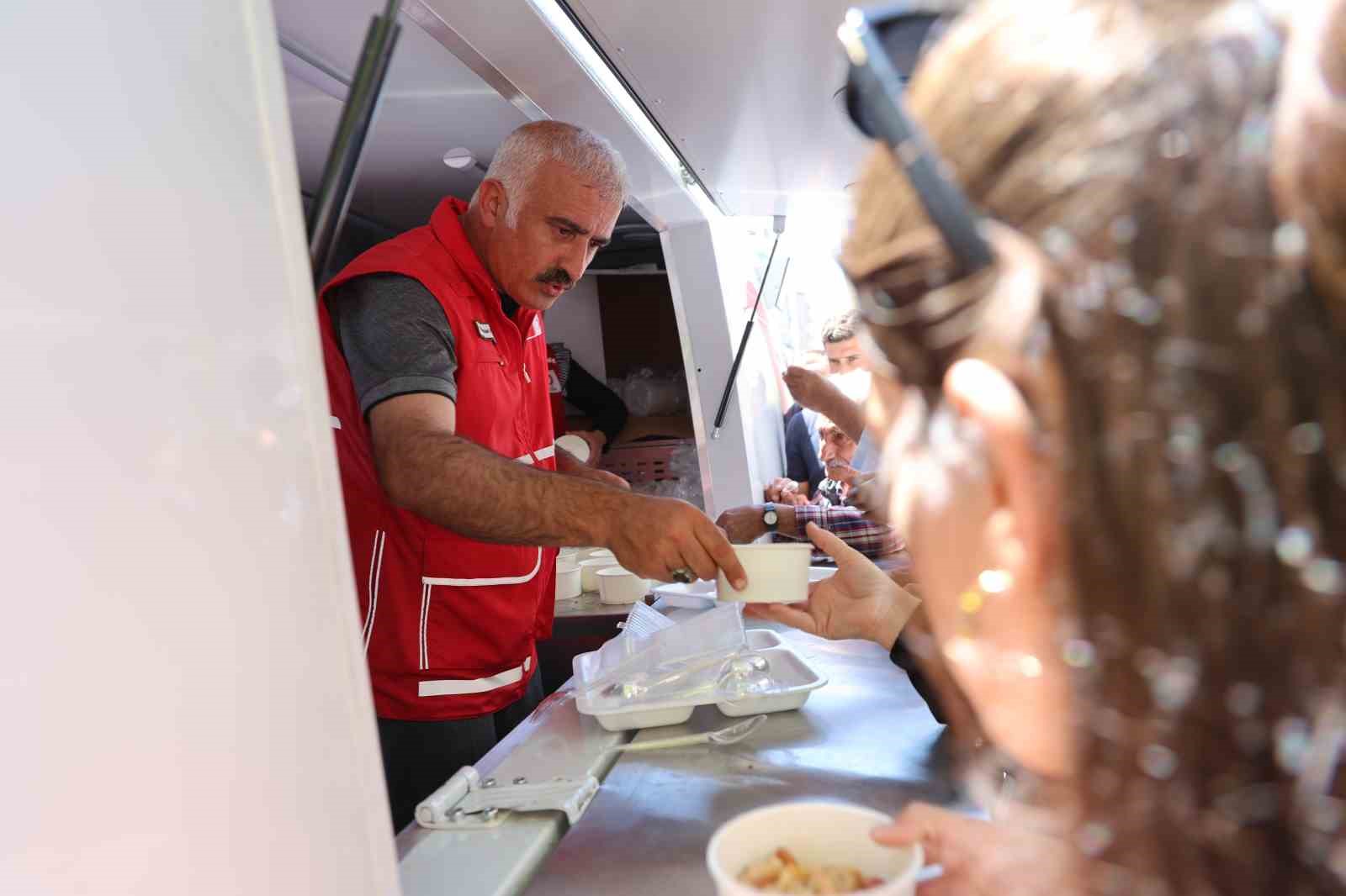 Elazığ’da vatandaşlara aşure ikramı