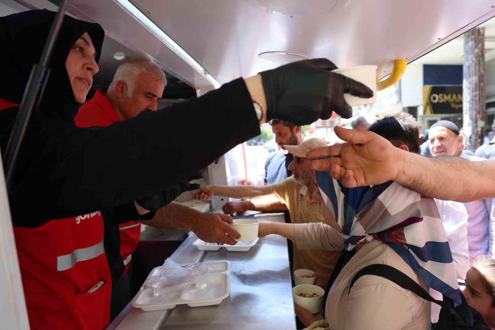 Elazığ’da vatandaşlara aşure ikramı