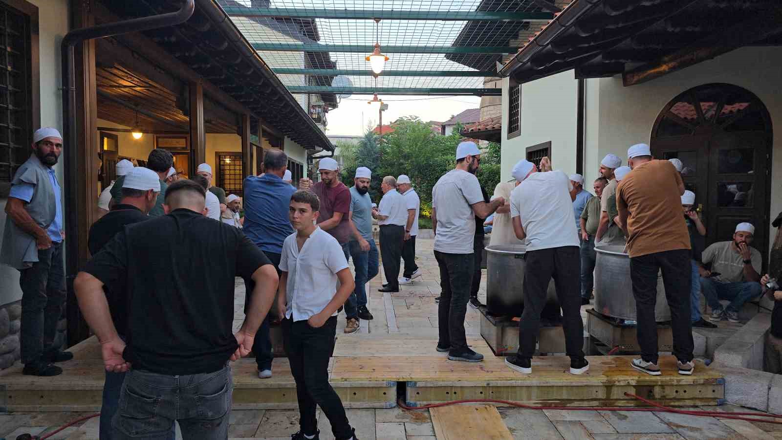 Kosova’da Osmanlı mirası tekkede aşure kazanları kaynatıldı