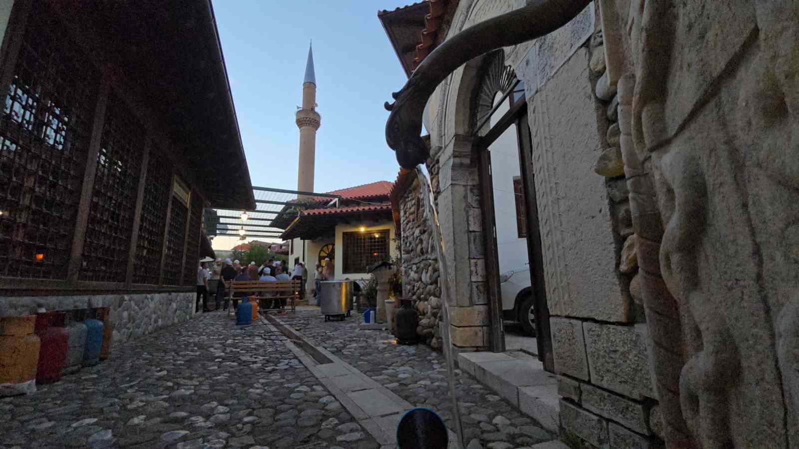 Kosova’da Osmanlı mirası tekkede aşure kazanları kaynatıldı
