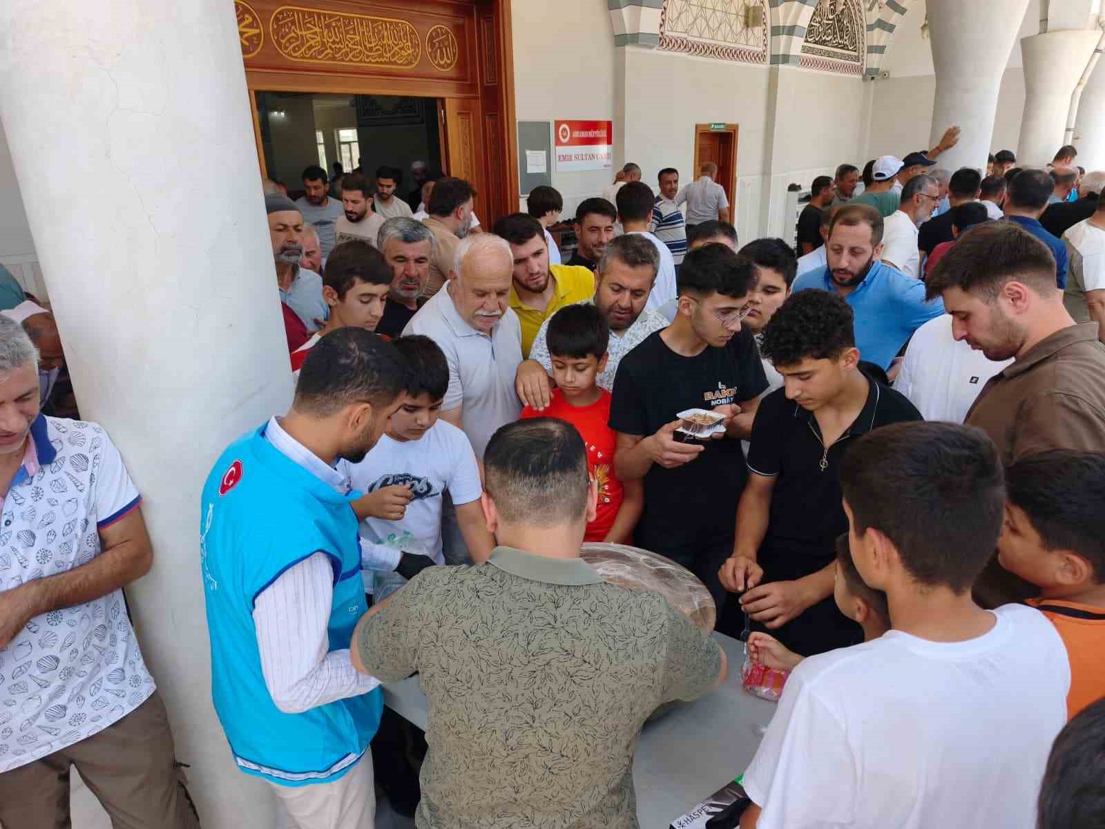 Adıyaman’da cemaate aşure ikramı