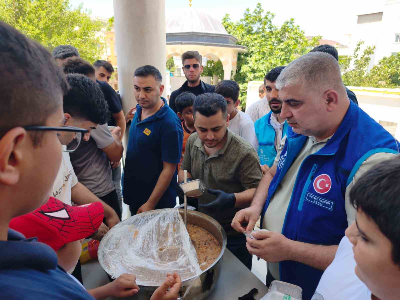 Adıyaman’da cemaate aşure ikramı