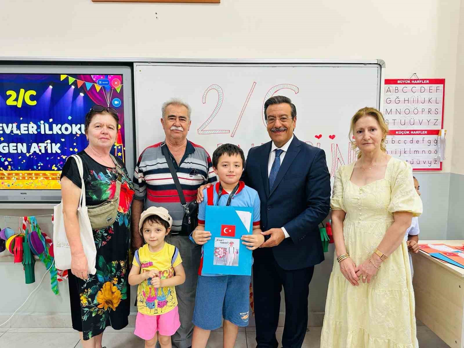 Burhaniye’de karne sevinci yaşandı